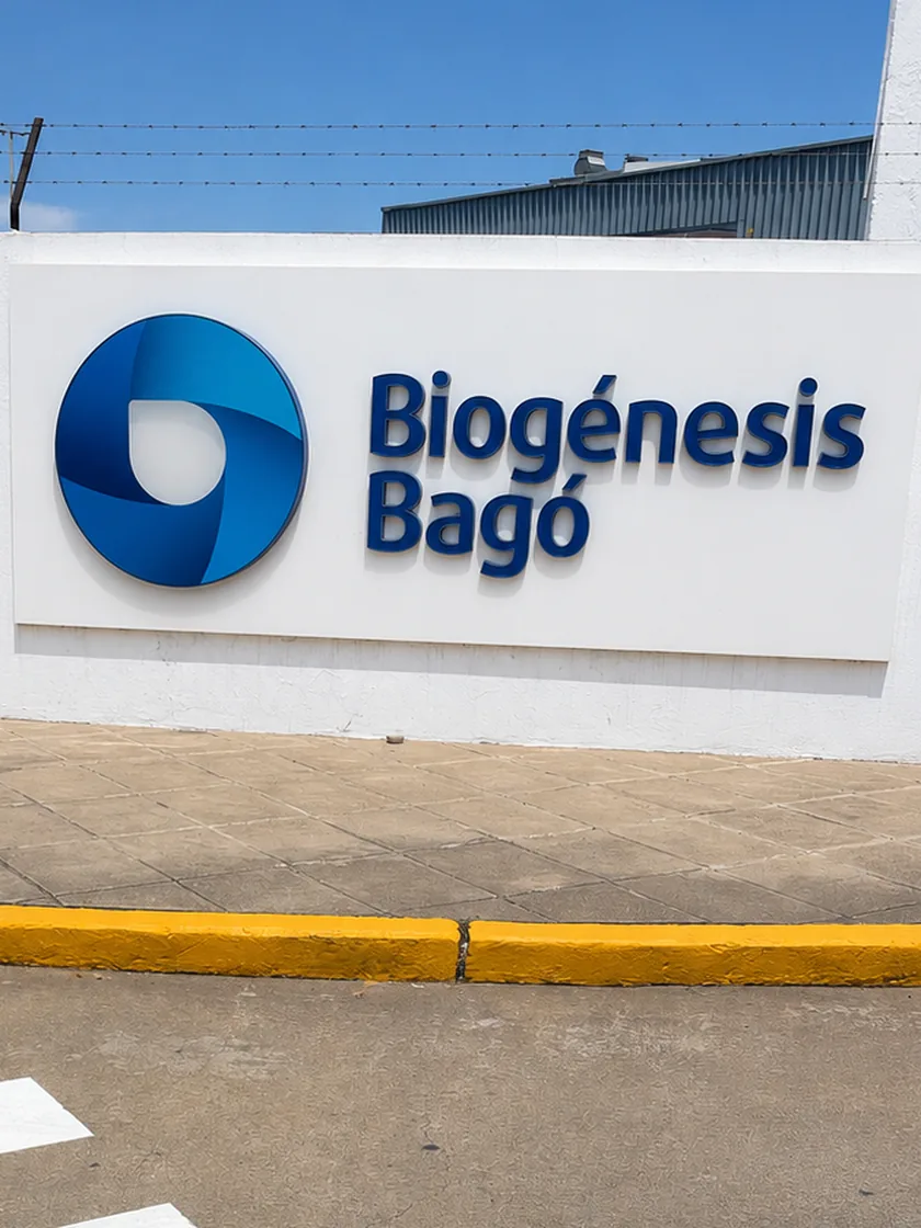 Cartel exterior de Biogénesis Bagó con logotipo corpóreo sobre el muro de acceso a la planta de Garín